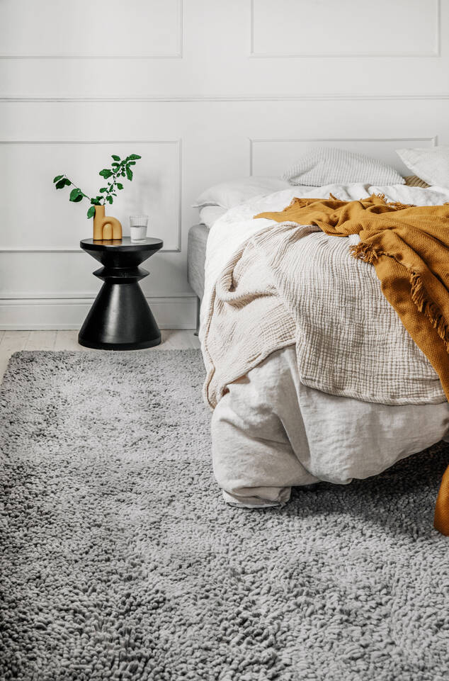 Sort / gråt  berber stick shaggy - tæppe  i en soveværelse.